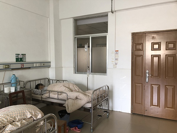 　　11月16日上午，做完流产手术后，小文躺在病床上休息。她一度喊疼，找妈妈。&nbsp; 澎湃新闻记者 陈绪厚 图