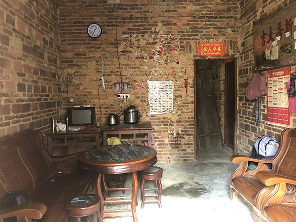 小文一家较为贫困，家中没什么值钱的家具。客厅内的饭桌是亲戚最近送的。