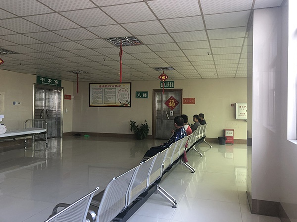 11月16日上午，小文完成了第二次流产手术，医生将胚胎送给法医。本文图片除署名外 澎湃新闻记者 陈绪厚 图