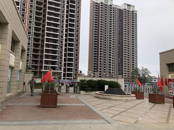 万基国际广场已停工，购房者无法收房。