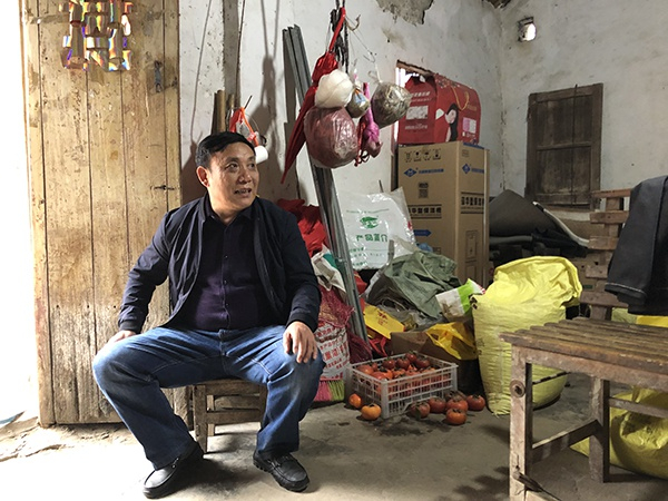 周继坤坐在出事前居住的老宅