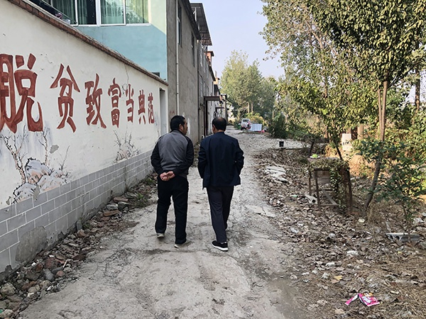 许文海来到张云家陪他聊天