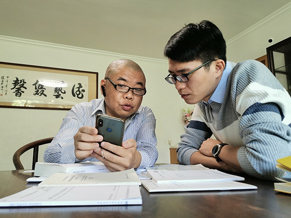  郭兵向记者展示小善公益自制的无障碍测评小程序。