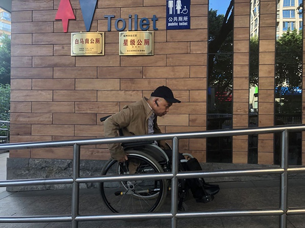  11月15日，福州台江区白马南公厕，郭兵在做无障碍坡道测验。 本文图片&nbsp;澎湃新闻记者 王选辉 实习生 郑旭 图