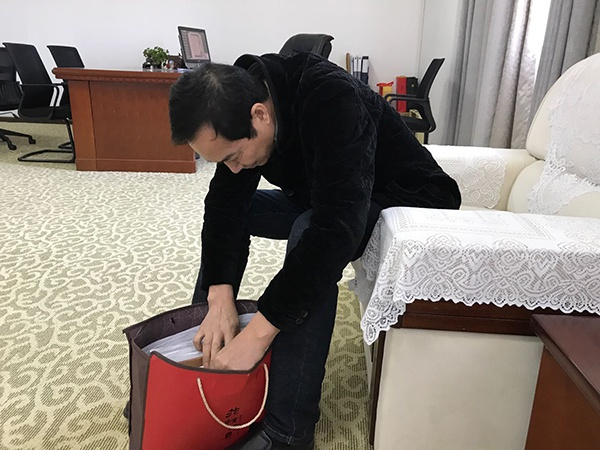  一到闲暇，蔡立刚就会整理自己的案卷材料。&nbsp; 周琦 澎湃资料