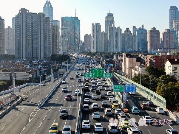 图说：上午，南北高架车流量相比前几日有所增多  新民晚报记者 陈梦泽 摄