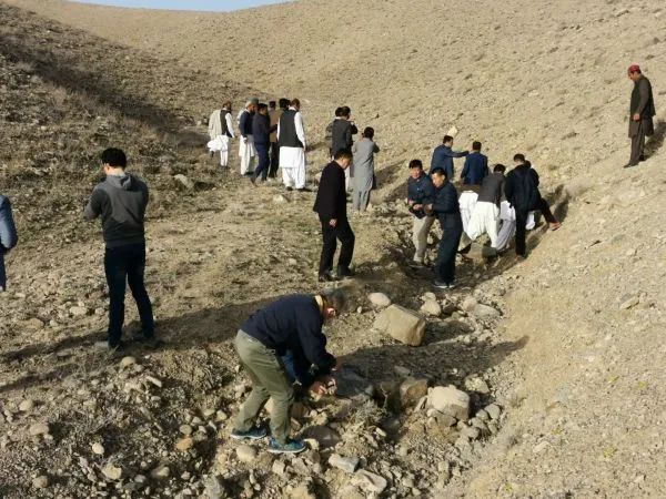 ▲中国灭蝗专家组赴巴俾路支省实地考察蝗灾（图片源自中国驻卡拉奇总领馆）