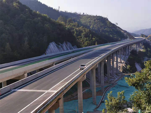 中铁十八局集团四公司承建的河莞惠高速黄屋塅大桥。