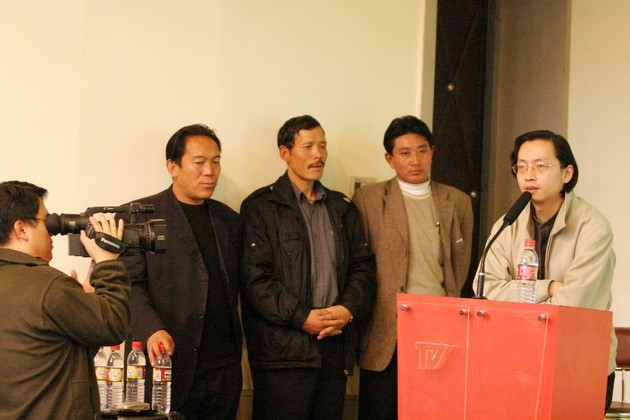 2004年，彭辉与《可可西里》影片野牦牛队队员原型在一起（图片来源：东方IC）