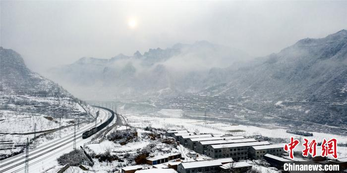 蜿蜒前行的万吨重载列车宛如一条黑色的巨龙 张宏伟 摄