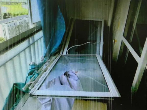 被砸坏的窗户。闵行检察院供图