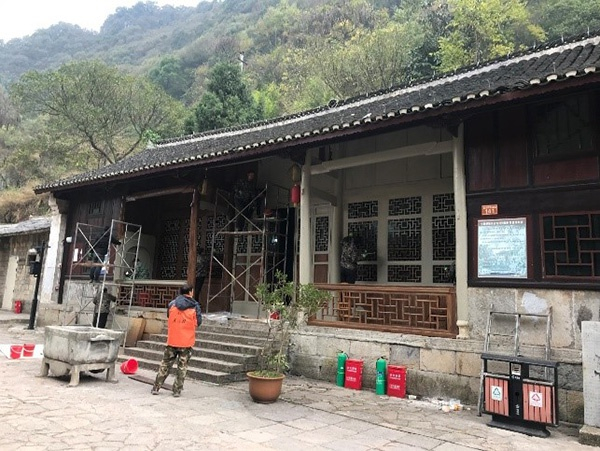 云山屯一处古建筑“财神庙”疑似被刷白漆