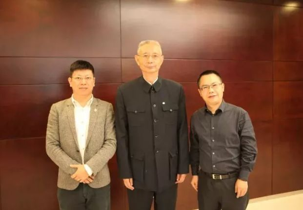  尹明善（中）卸任后，牟刚（右）接棒力帆董事长一职，马可出任公司总裁。