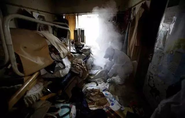 整理士Masuda在东京的公寓里为“无缘死”老人清理房间