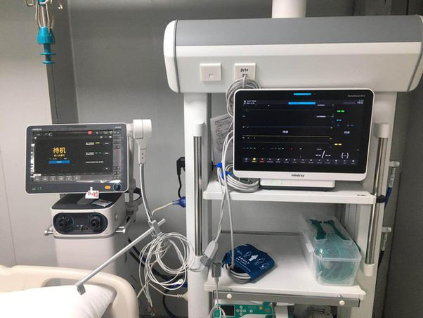 (武汉火神山医院，迈瑞医疗呼吸机(左)、监护仪(右)工作现场。)