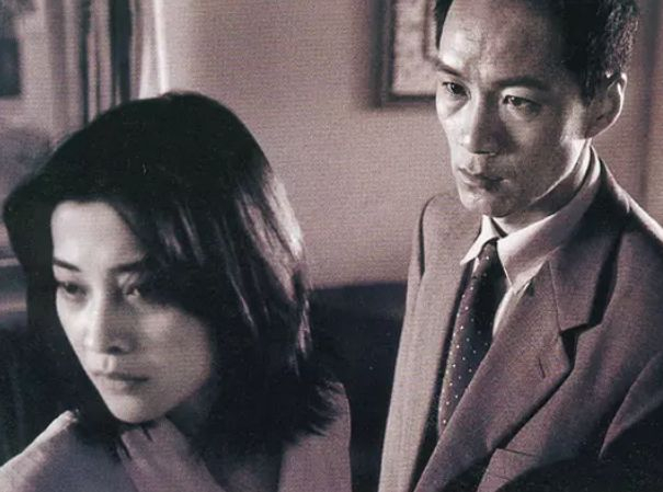 　　2001年，一部《不要和陌生人说话》的电视剧让更多中国观众了解“家暴”，剧中的丈夫安嘉和更是成为了“家暴”的符号。图源：豆瓣电影