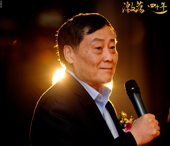 图为2011年1月9日，在十大2010浙江经济年度人物颁奖大会上，以饮料大王变身中国内地“双料首富”的娃哈哈集团掌门人宗庆后最为耀眼。 图片来源：视觉中国