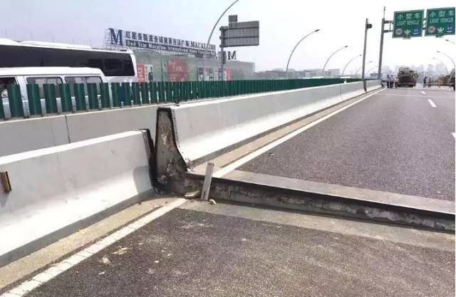 导致高架路段主桥面翘起损坏，桥面最大高差处约40厘米。图据上海交通微信公众号&nbsp;