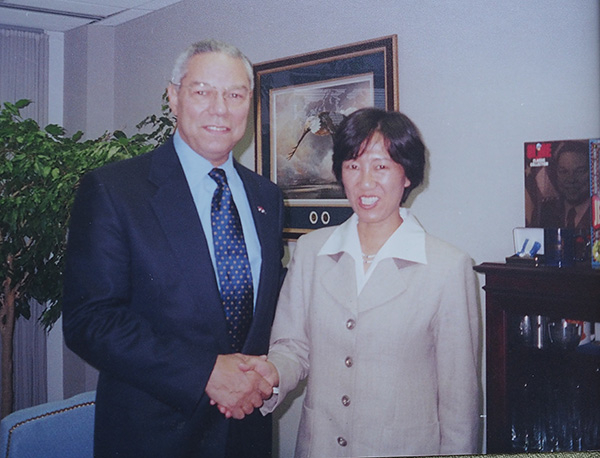 1999年，姚云竹访美时与美国前参谋长联席会议主席、时任国务卿鲍威尔合影。