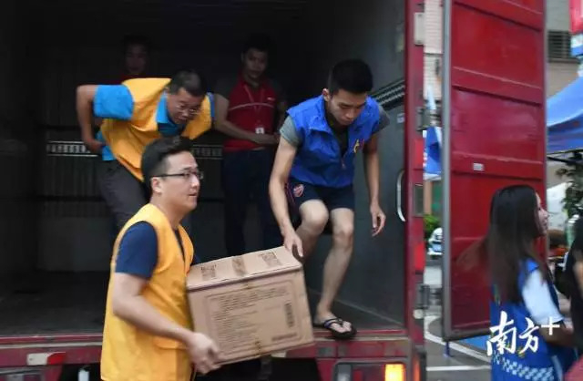  ▲汕头青年志愿者正在搬运物资。