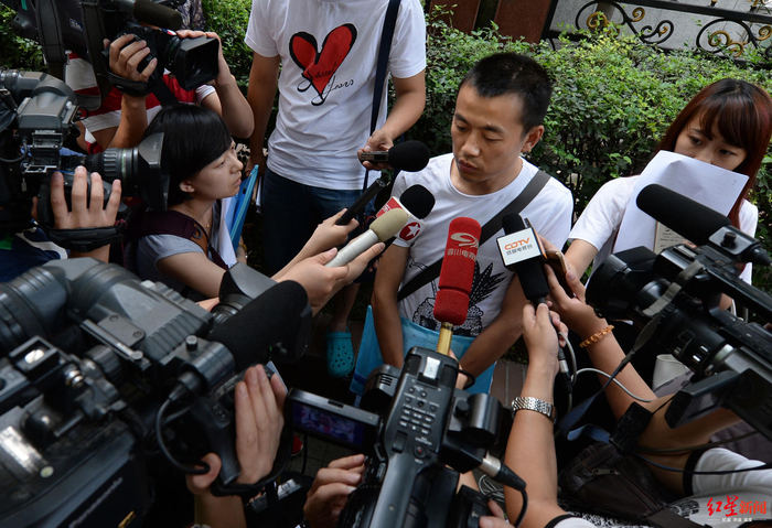 2014年6月18日，四川省成都市，法庭宣判后，原告陈涛接受媒体采访。红星新闻资料图