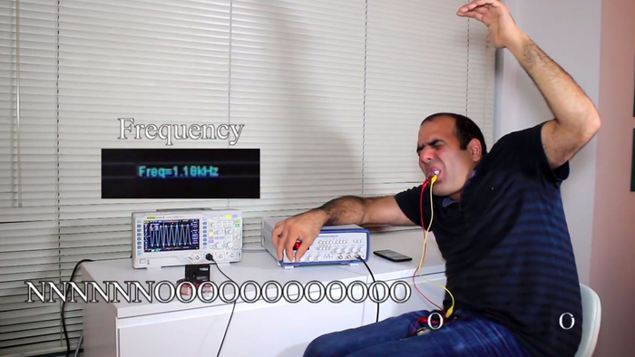  ▲这位工程师在做实验，他让不同频率的电流通过舌头。