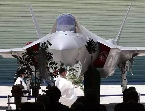 ▲在当年的展示仪式上，这架战机也是请神社神官“开过光”的。