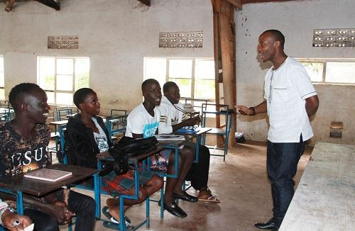 资料图片：2018年8月21日，在乌干达首都坎帕拉以北80公里的卢韦罗区珠穆朗玛学校，本土中文老师摩西·阿波罗给学生们上中文课。新华社记者 张改萍 摄