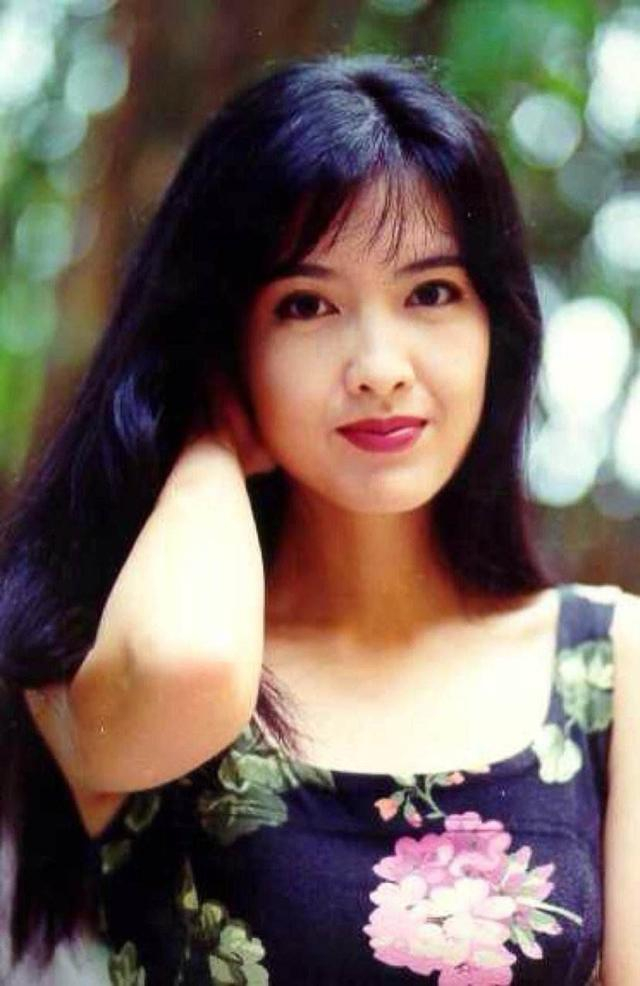 玉女掌门人周慧敏年轻时,明眸皓齿如出水芙蓉
