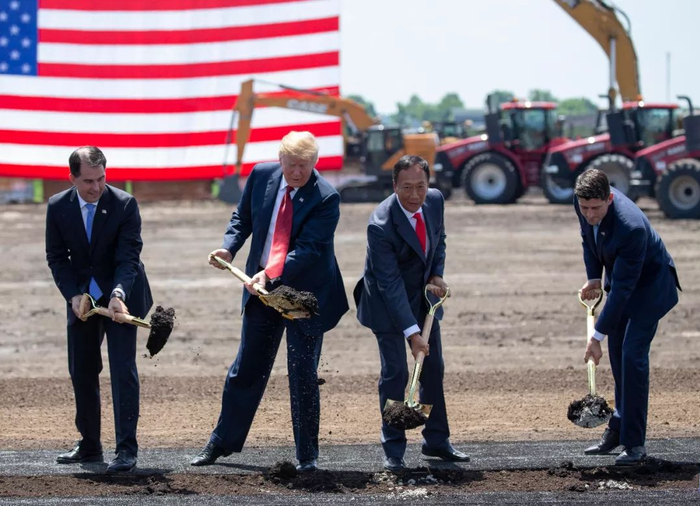 　　2018年6月28日，特朗普与郭台铭一起出席富士康威斯康星工厂动工仪式（图片来源：东方IC）