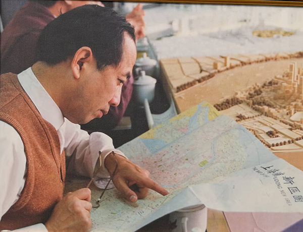 赵启正查看浦东地图，他曾被人们亲切称为“浦东赵”。
