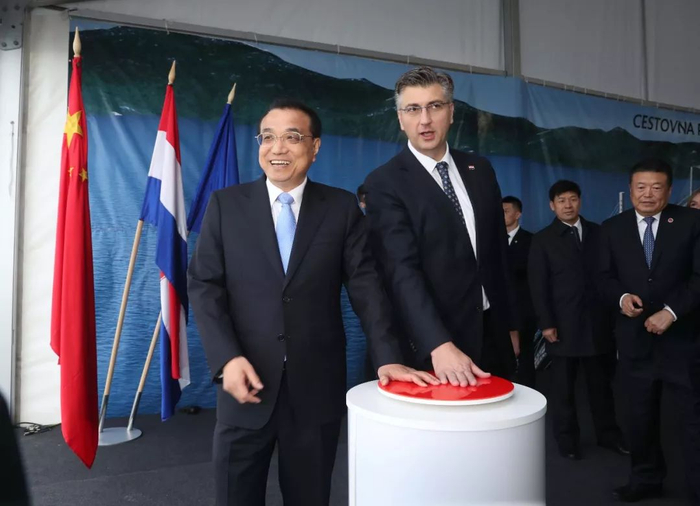 大雨告诉我们的建设者们，这座大桥一定要经得起风雨考验