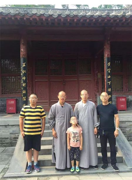 　▲2017年8月14日，程昊兄弟俩拜释延洹为师，左二为释延洹，左三为见证人释延弨。受访者供图