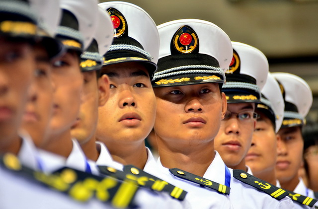 在国际航行船舶上工作的中国籍船员大概有8万余名。我国是世界第一海员大国。摄影/章轲