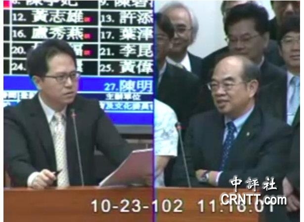 邱志伟（左）质询，吴茂昆回答（右）