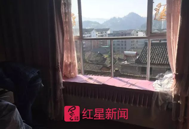 ▲吴某称，妻子小方是从卧室窗口跳出去的&nbsp;&nbsp;受访者供图