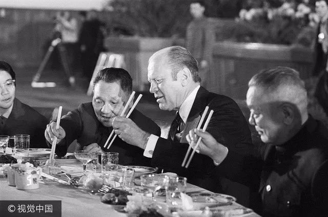 △福特总统习惯用左手使用筷子
