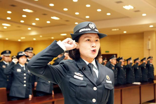 你好，孔雀蓝！湖北省军区举行首批文职人员换装暨宣誓仪式_新浪新闻