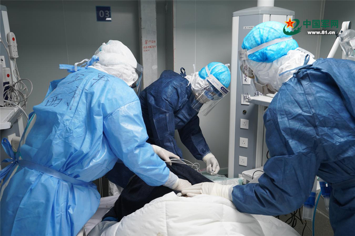 张西京（左一）带领医护人员为患者实施俯卧位通气。
