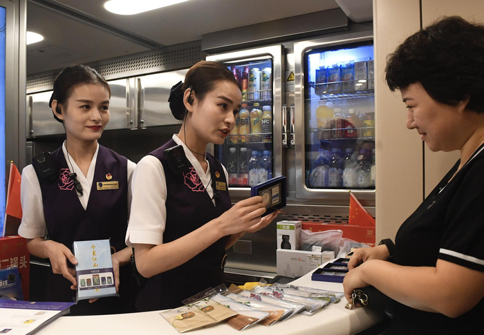 列车内备有冬奥特许商品。摄影/新京报记者 吴宁