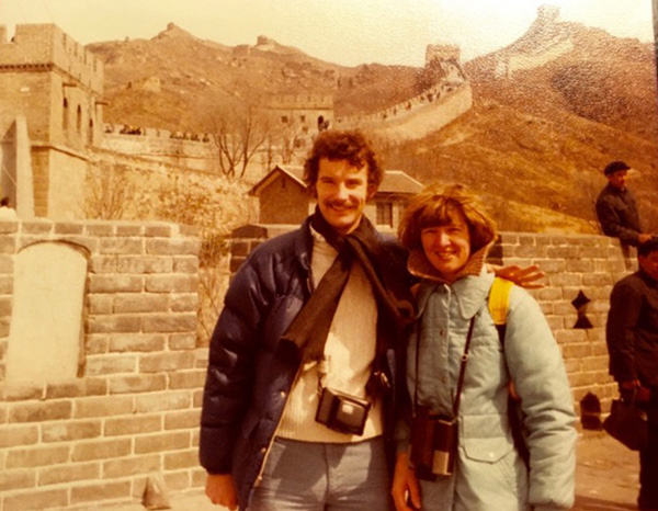 1978年，冯稼时和妻子一起游览长城。（冯稼时 供图）