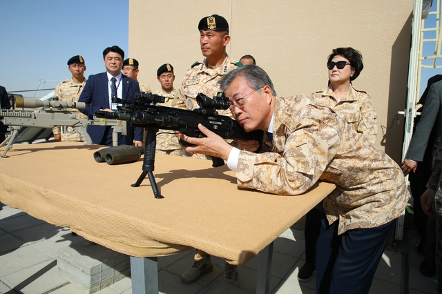 资料图：文在寅穿军装体验射击（青瓦台）