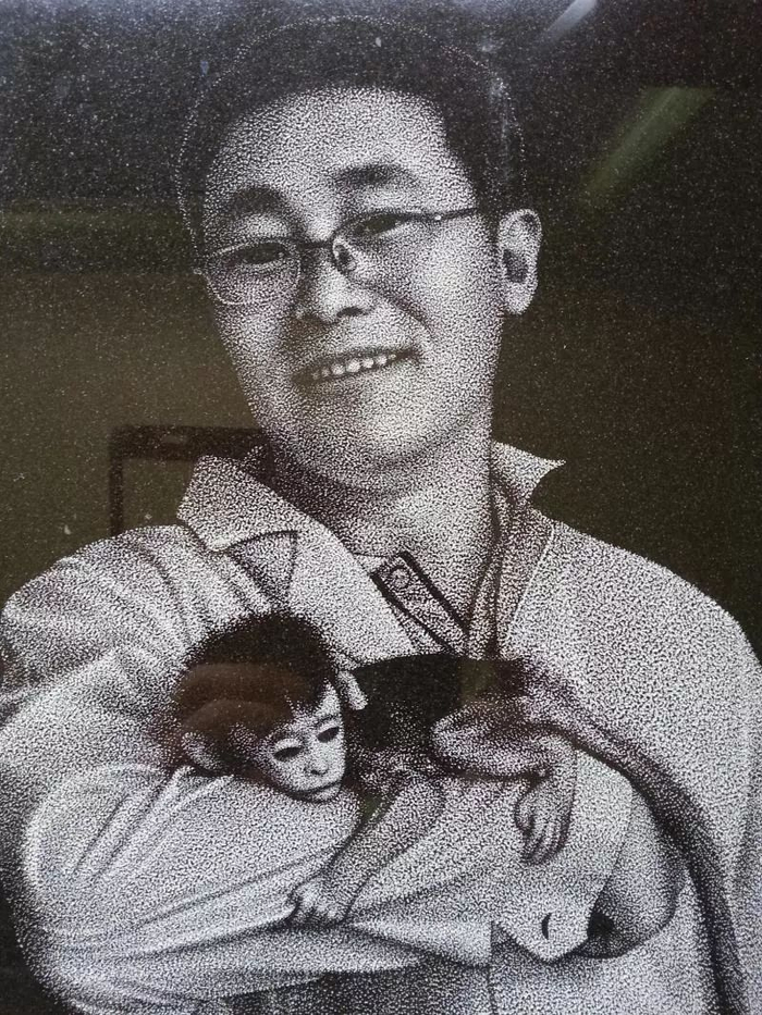  孙强和试管猴（资料照片）