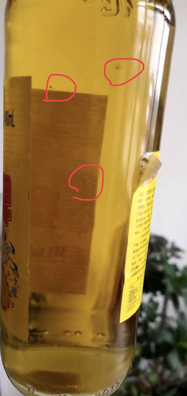 胡松提供的照片显示，菠萝啤瓶内出现杂质。&nbsp;&nbsp;胡松 供图