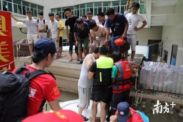  ▲汕头市安和义务救援队在谷饶救援现场。