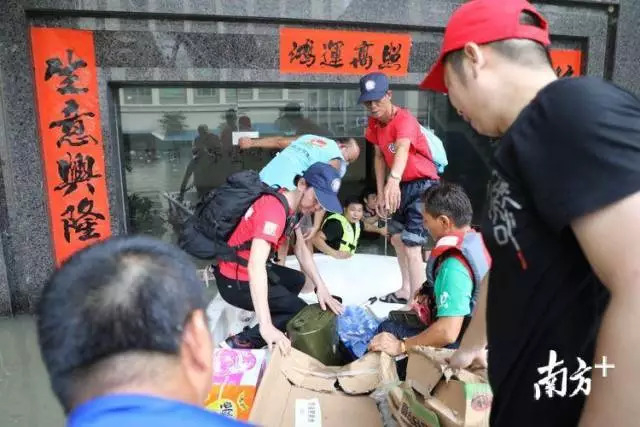  ▲汕头市安和义务救援队在谷饶救援现场。