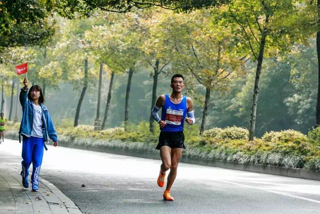 ▲老年人爱广场舞，中青年热衷健身与锻炼（图/图虫创意）