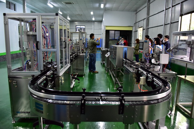 海南蓝天蓝实业发展有限公司的罐装空气产品生产车间。摄影/章轲