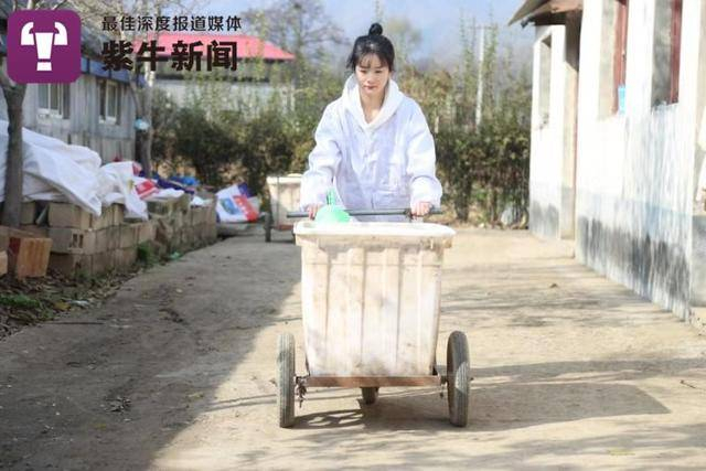  张志远在养殖场干活