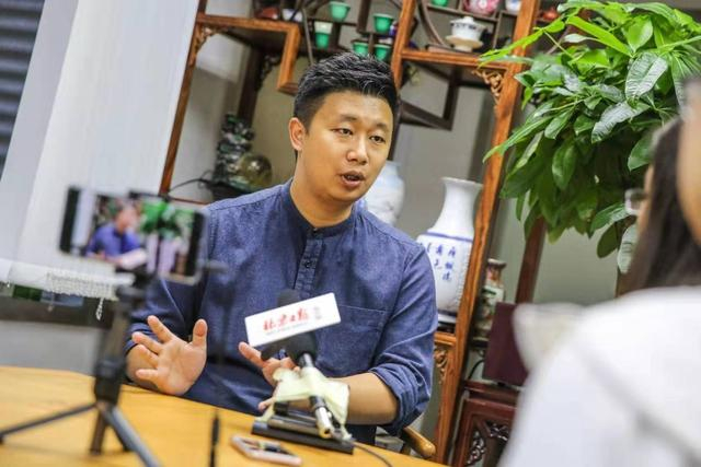 萧震然正在接受采访